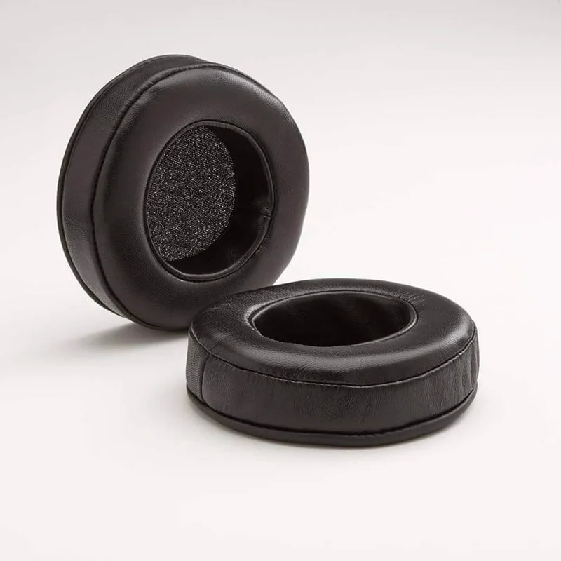 Par de almohadillas redondas de cuero negro de los Beyerdynamic DT 1990 Pro sobre fondo blanco